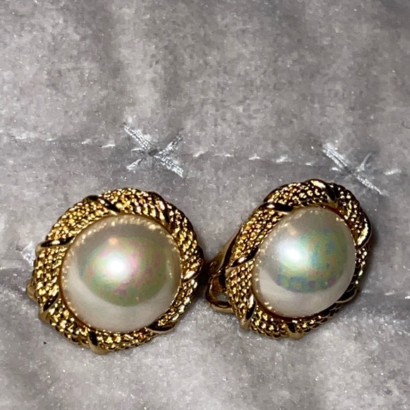 Christian Dior clip on earrings excellent condition Pearl has a iridescent color - Picture 6 of 9
